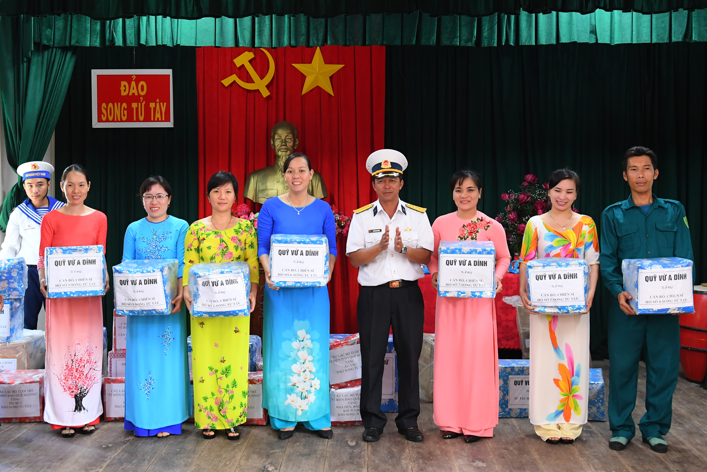 Quỹ Vừ A Dính tặng quà các gia đình trên đảo Song Tử Tây.